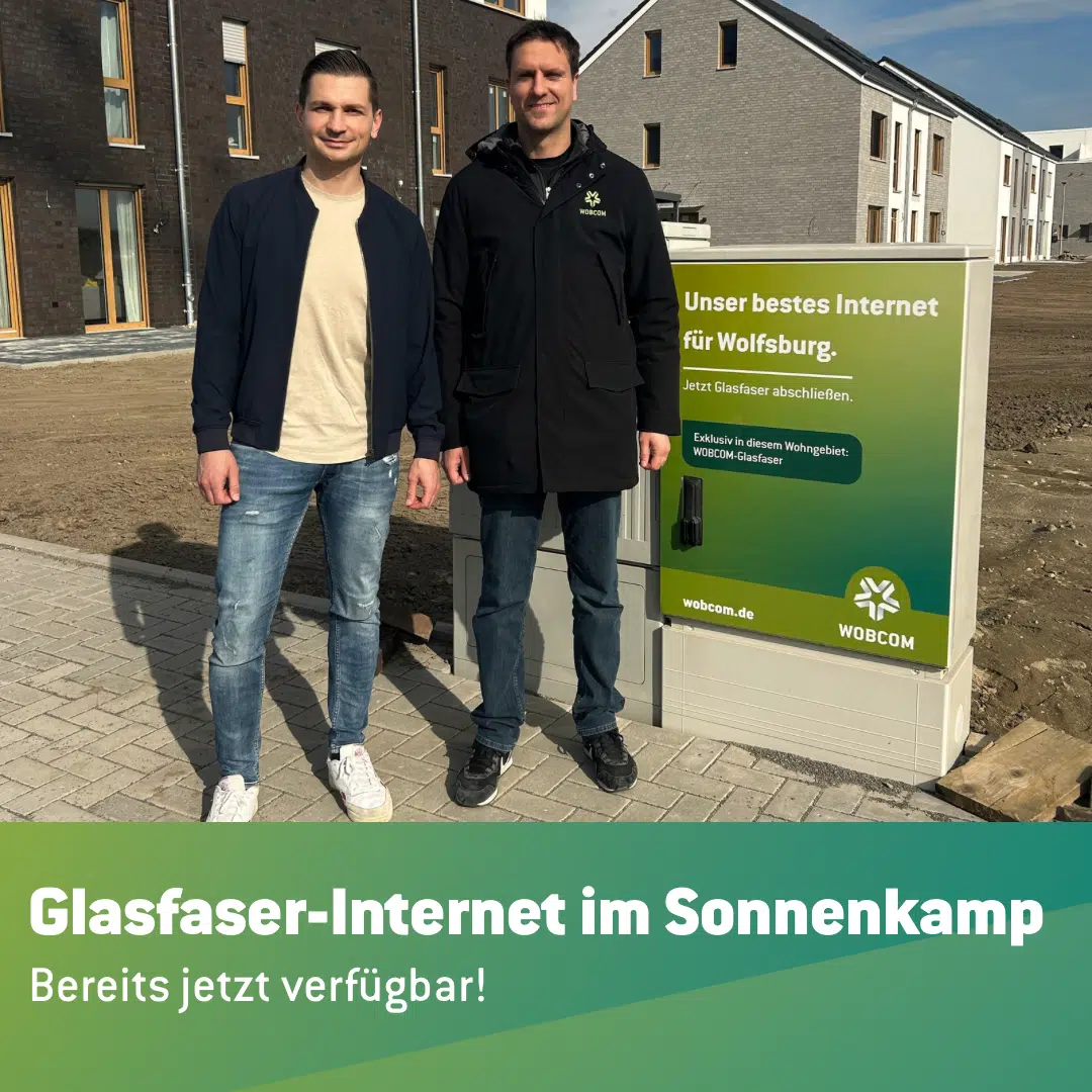 Sonnenkamp-Kunde Dennis Reschke freut sich mit WOBCOM-Mitarbeiter Emanuel Wittig über Glasfaser-Internet (Foto: WOBCOM)